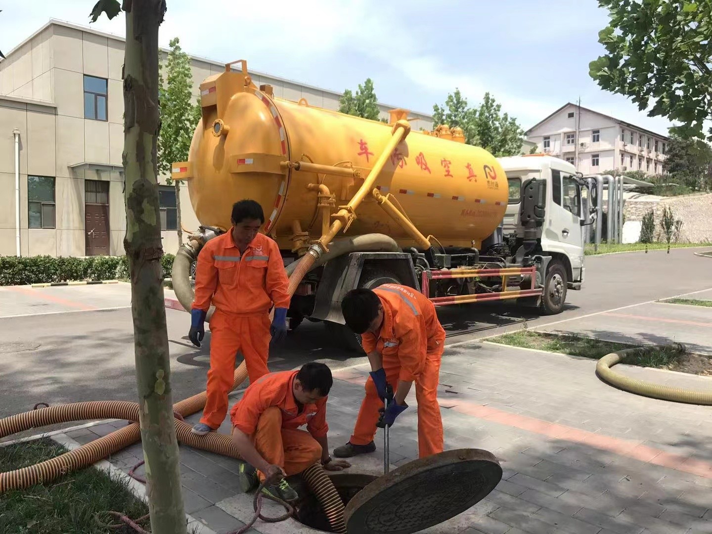 浮山管道疏通车停在窨井附近