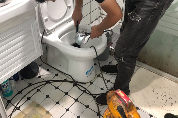 浮山马桶堵塞自己疏通还是找师傅?专业上门服务让你省时更省心